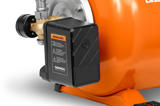 Специальный датчик контролирует изменение давления в системе и включает или выключает насос автоматически при открытии или закрытии крана.