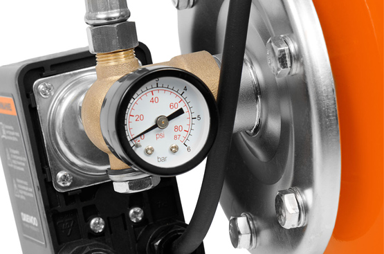 Позволяет контролировать давление в системе. При необходимости давление можно увеличить или уменьшить.