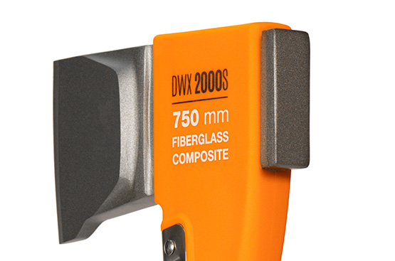 Специальная форма обуха позволяет использовать топор как кувалду, чтобы вбить клин или небольшой гвоздь.