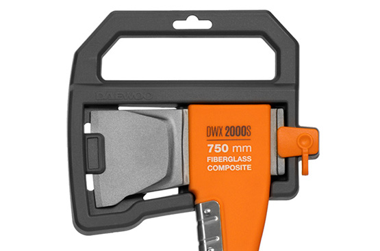 Защитный чехол позволяет безопасно хранить или транспортировать инструмент, а широкое отверстие в основании рукоятки позволит удобно его подвесить.